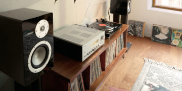 Die Yamaha-Lautsprecher NS-3000 in einer Wohnung mit HiFi-Anlage