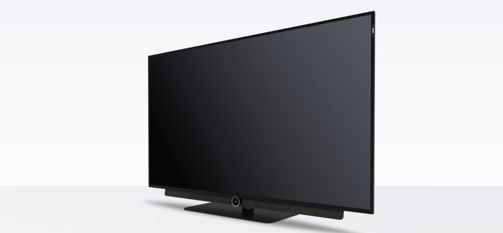 Der Fernseher Loewe bild 3 mit dem Tischfuß vor einem hellen Hintergrund