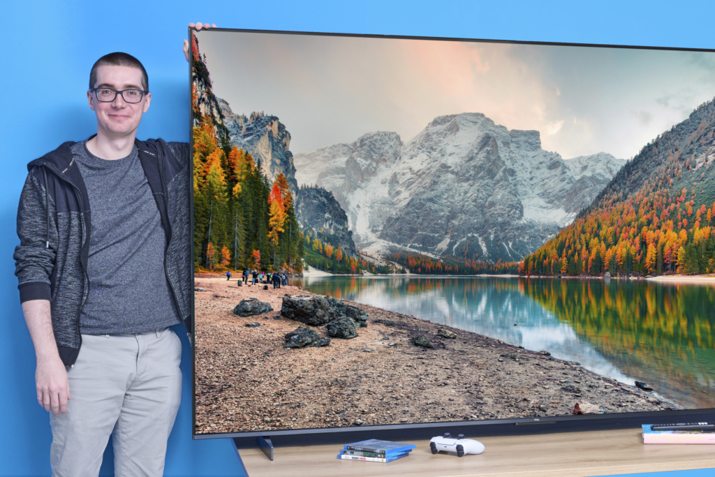 TCL UHD870 TV-Größe 98 Zoll neben TV-Tester Thorben