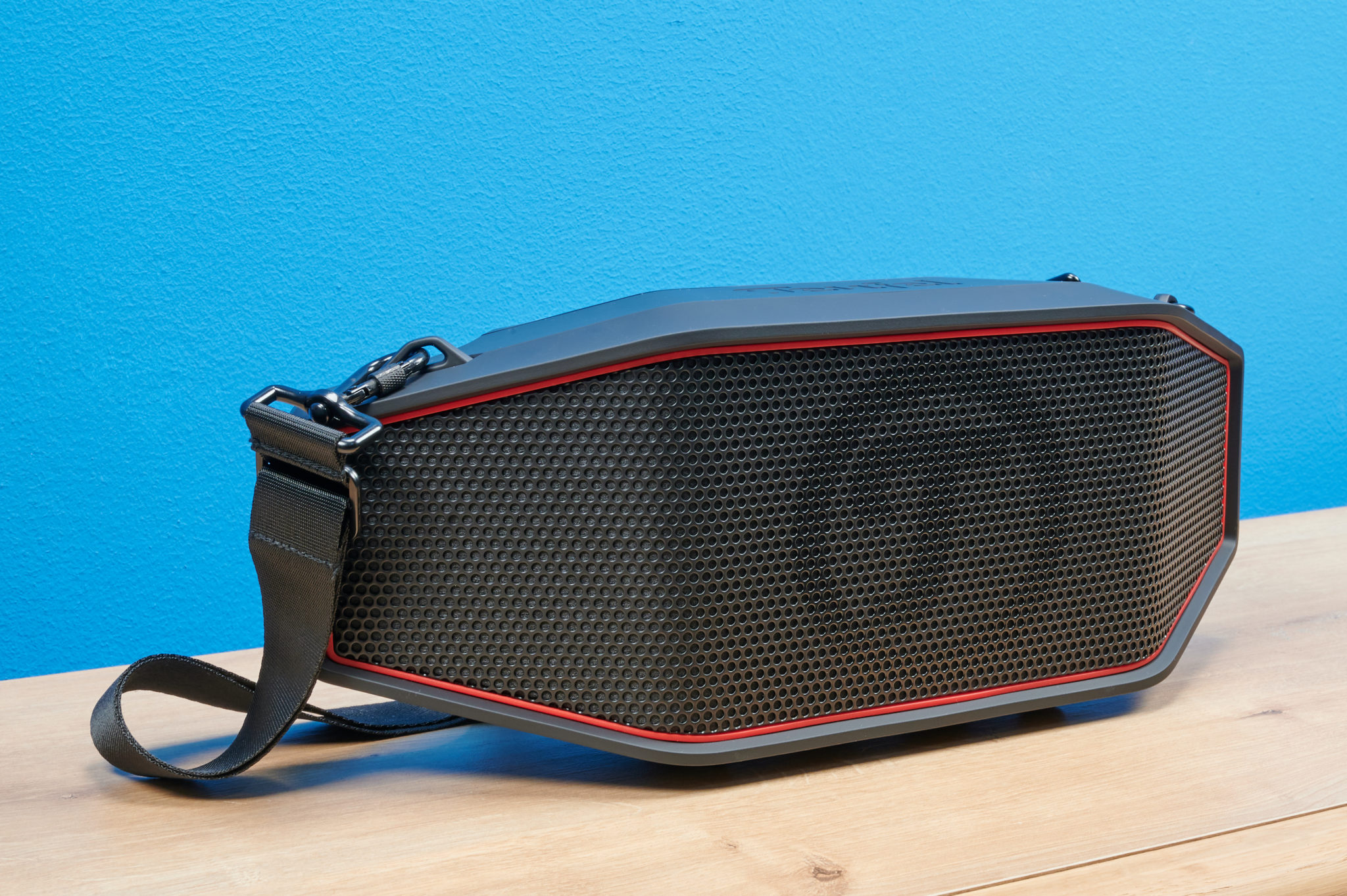 Teufel Rockster Cross Test: Großer Sound zum Umhängen - HIFI.DE