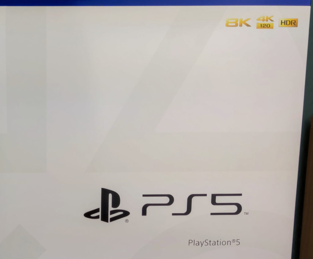 Auf dem Karton der PS5 wirbt Sony mit 8K - aktuell unterstützt die Konsole diese Auflösung jedoch gar nicht.