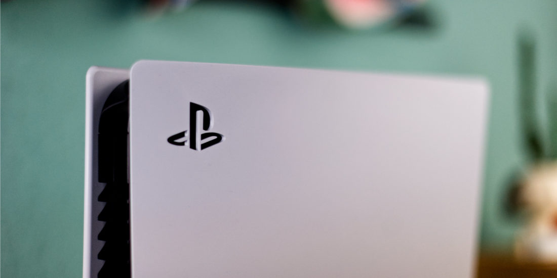 Das PlayStation-Logo an der PS5.