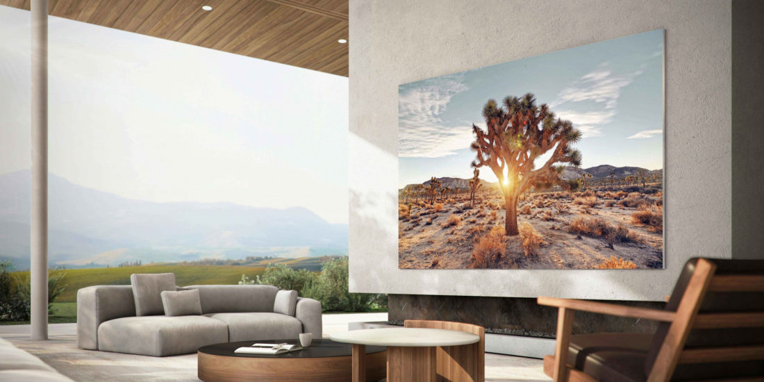 Der 110-Zoll-Fernseher hängt an der Wand auf einer großen überdachen Terrasse