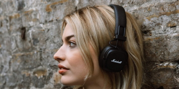 Frau mit Bluetooth-Kopfhörer