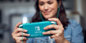 Frau spielt mit Nintendo Switch Lite