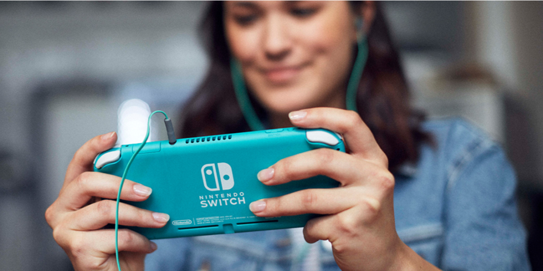 Frau mit Nintendo Switch Lite