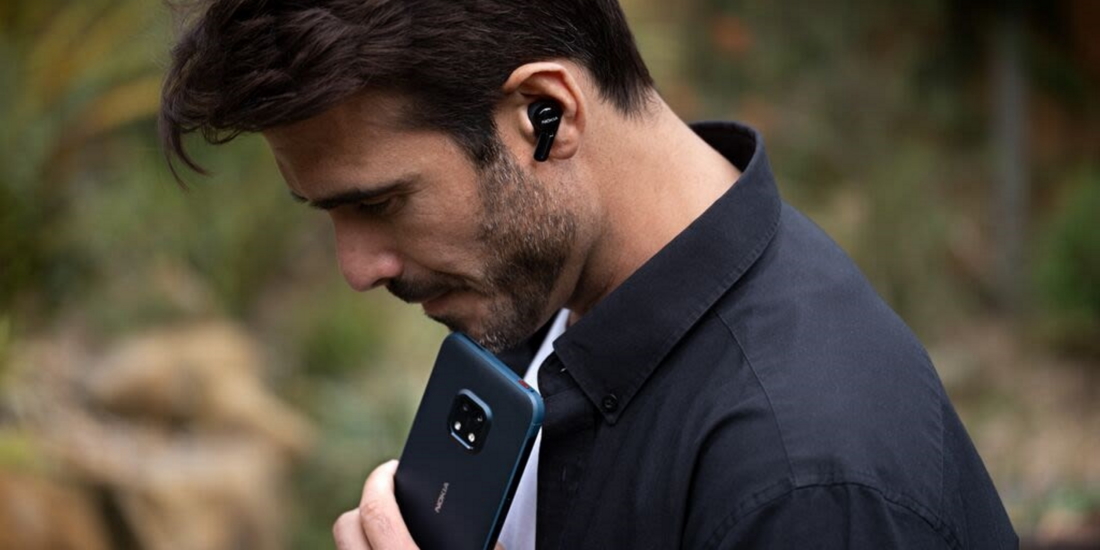 Mann mit Nokia-Kopfhörern und Smartphone