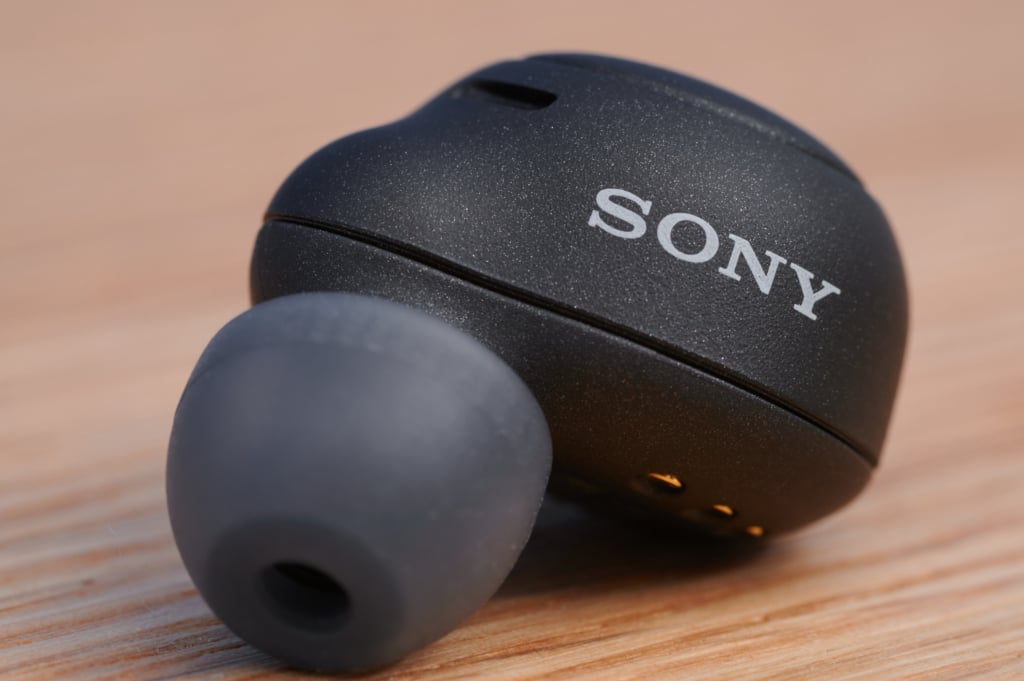 Der Hörer der Sony WF-C500