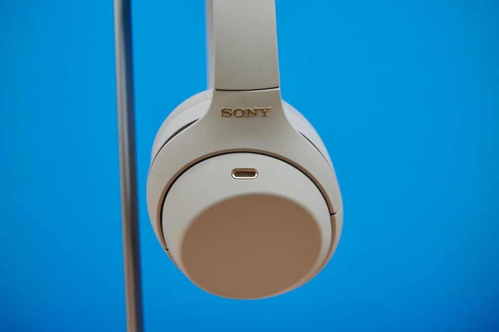 Die Sony WH-1000XM4 in weiß