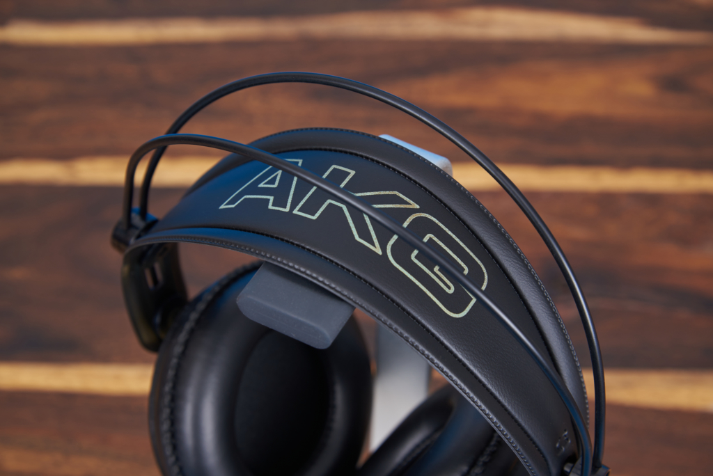 Schriftzug auf den Studio-Kopfhörer AKG K240