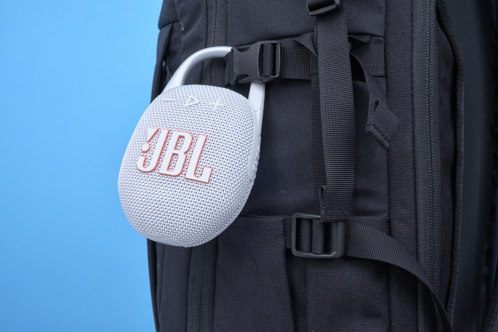 Die besten Bluetooth Lautsprecher bis 100 Euro JBL Clip 5 am Rucksack