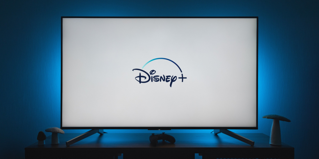 Disney+ soll Abonnent*innen durch exklusive Inhalte an sich binden.