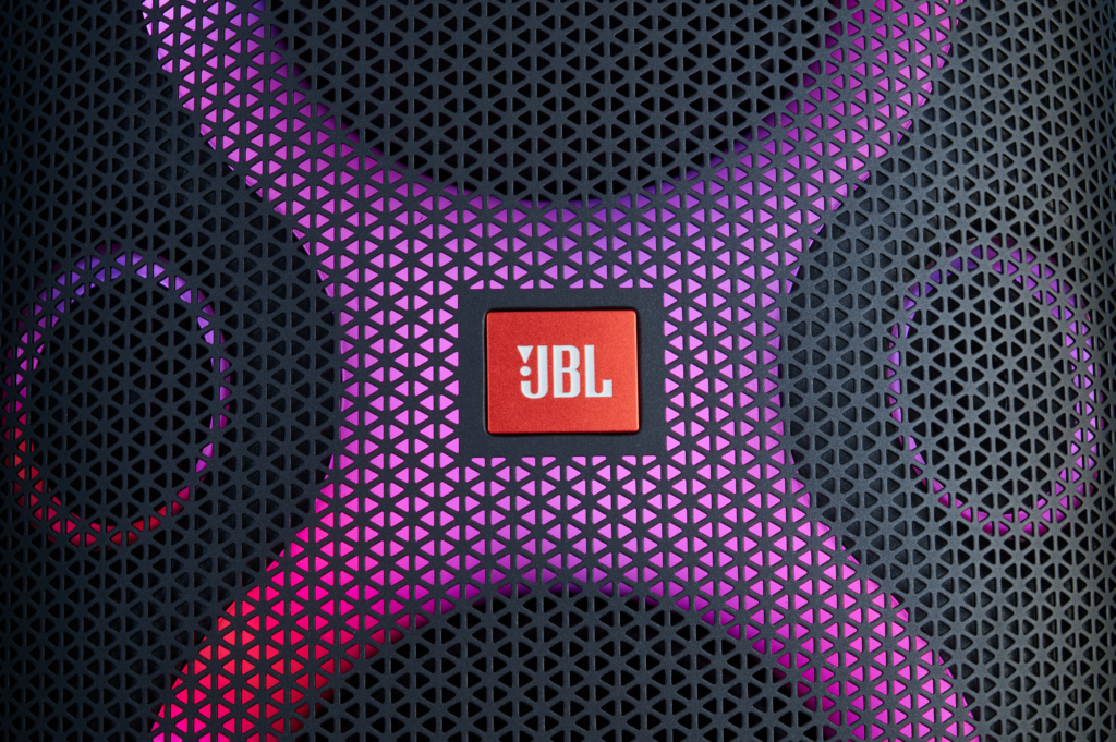 JBL Partybox 110 Logo lila beleuchtet