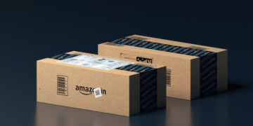 Zweite Amazon-Pakete vor schwarzem Hintergrund – Amazon Prime Fall Deal Event Titelbild