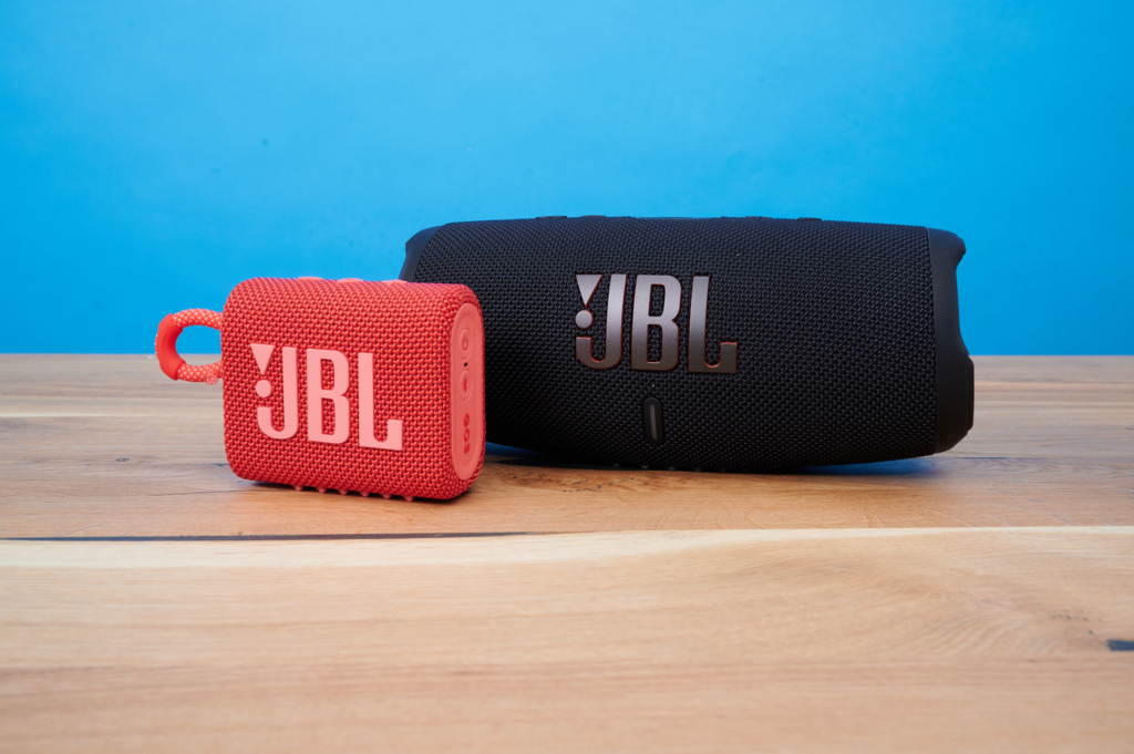 JBL go 3 im Vergleich mit der Charge 5: deutlicher Größenunterschied