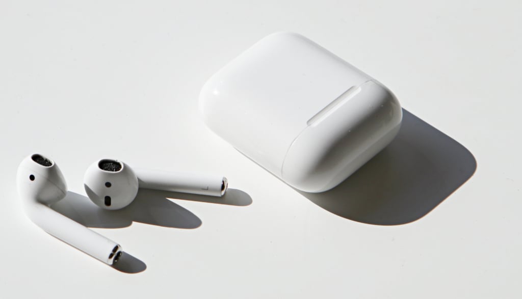 Auch Kopfhörer bzw. deren Ladeschalen, wie hier die Apple AirPods, müssen in Zukunft USB-C nutzen.