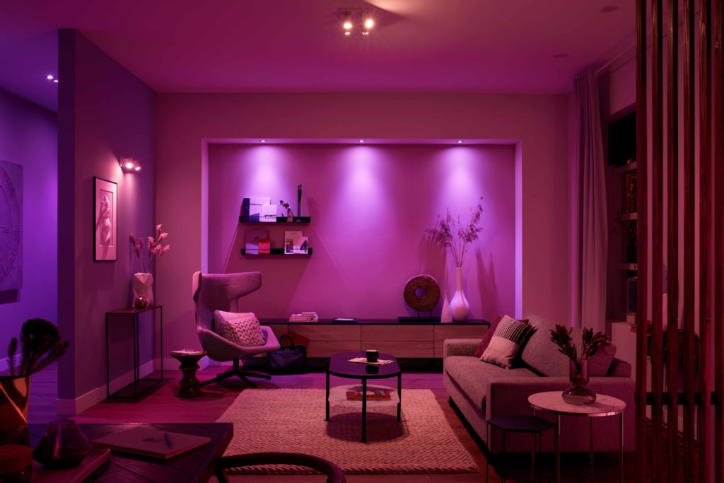Philips Hue kann mit vielen Lichtstimmungen das Wohnzimmer verschönern. 