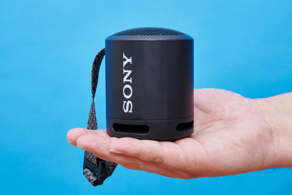 Der Sony SRS-XB13 auf einer Hand
