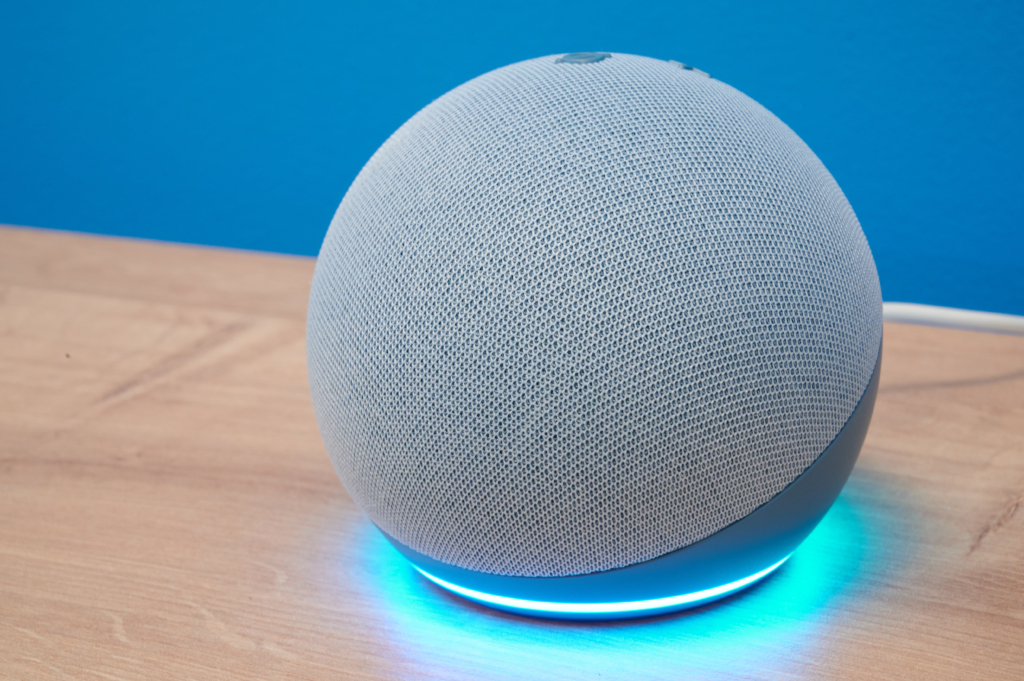 Amazon Echo Dot der blau aufleuchtet