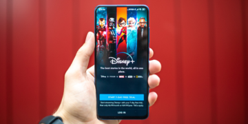 Disney+ Abo-Screen vor rotem Vorhang