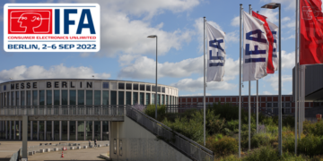 IFA 2022 von außen mit Fahnen
