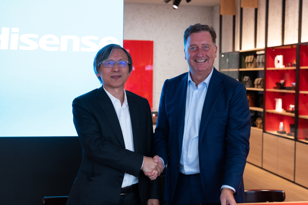 Dr. Lan Lin (l.), Präsident von Hisense und Matthias Harsch, CEO Leica Camera AG, unterzeichnen das Laser-TV-Abkommen. 