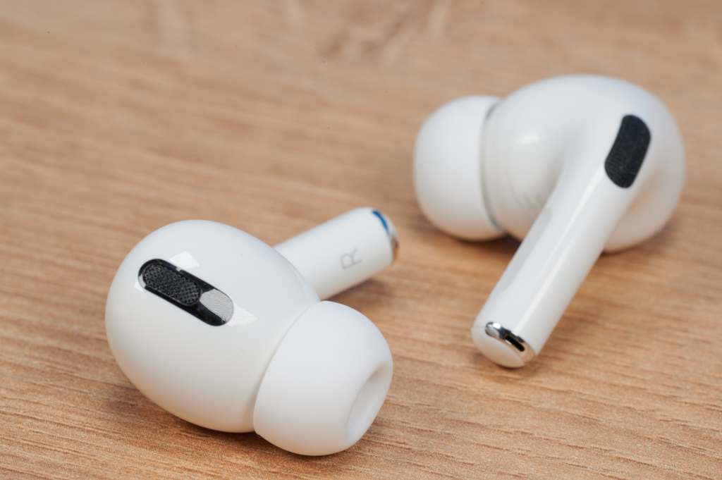 apple-airpods-pro-airpods-detail-3