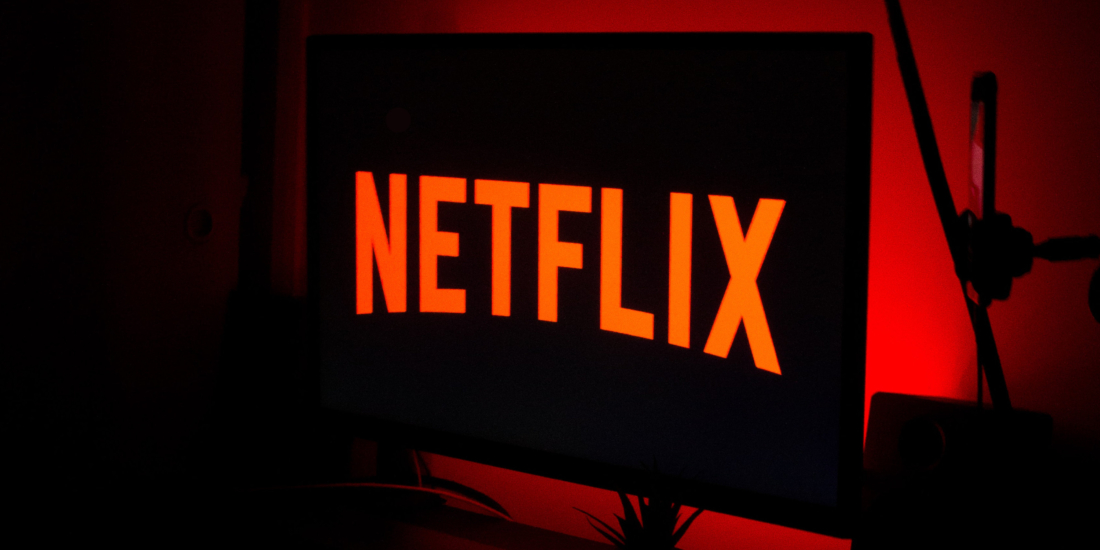 Netflix zieht angeblich den Start des werbefinanzierten Tarifs vor.
