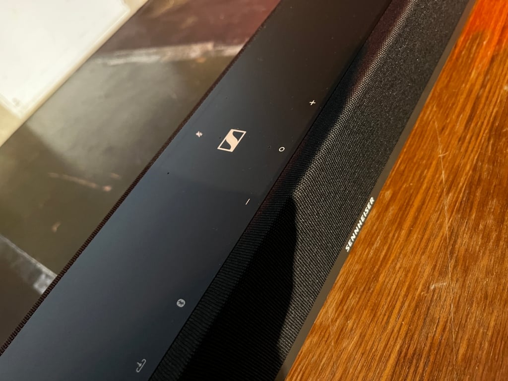 Sennheiser Ambeo Soundbar: Touch-Bedienelemente oben auf der Soundbar.
