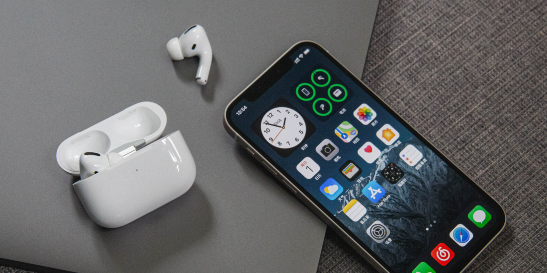Apple AirPods bald mit USB-C auf grauem Hintergrund
