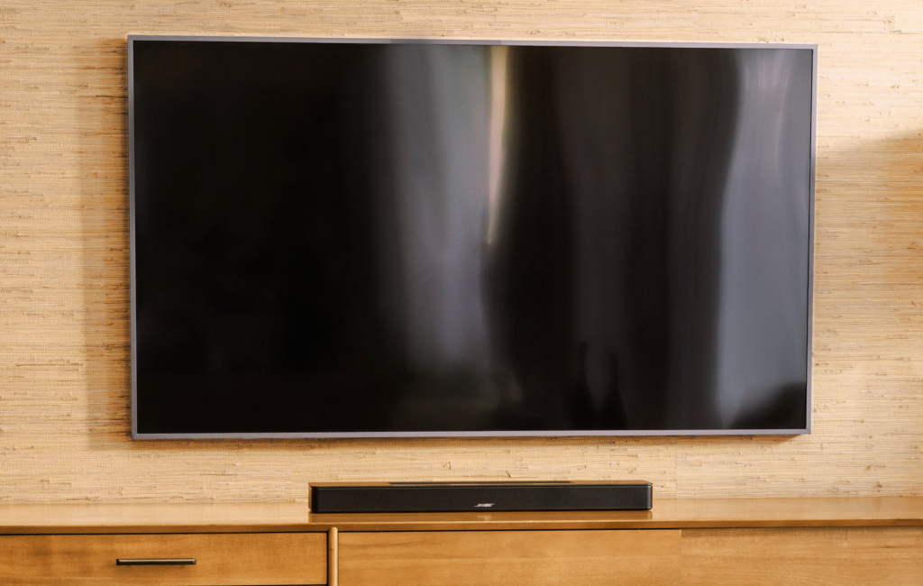 Die neue Soundbar von Bose passt dank ihrer geringen Höhe unter die meisten TVs.