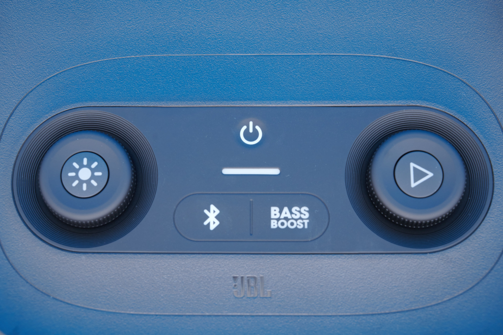 Laute Bluetooth-Lautsprecher JBL Partybox 110 Detailansicht der Bassboost-Funktion