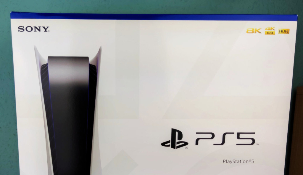 Der Karton der PlayStation 5 bewirbt die aktuell nicht vorhandene 8K-Unterstützung. 
