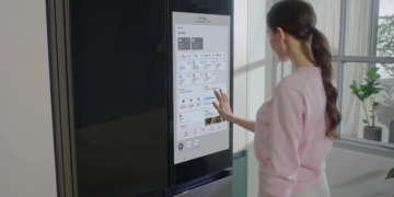 Samsungs Bespoke Refigerator Family Hub Plus bietet ein LC-Display mit 32 Zoll.