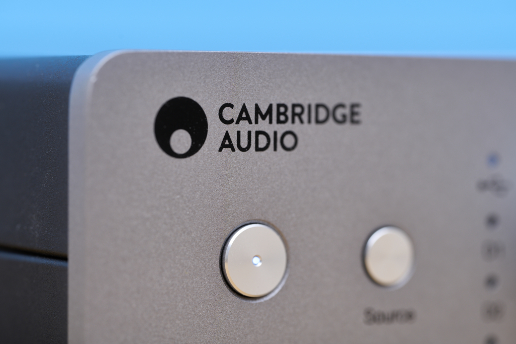 Cambridge Audio DacMagic 200M Logo und Power-Knopf