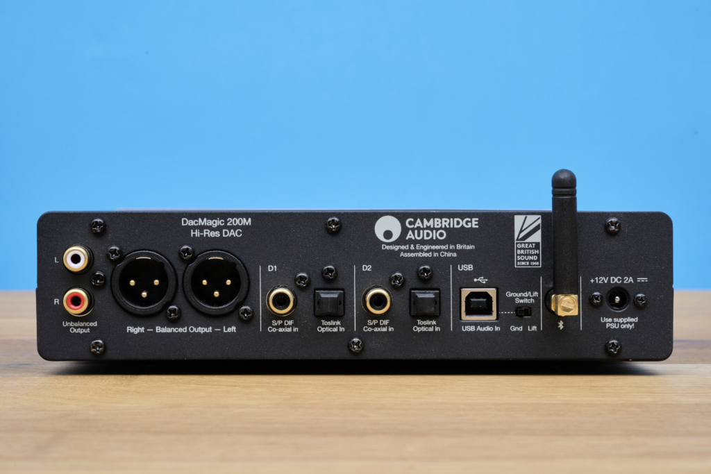 Kopfhörerverstärker Cambridge Audio DacMagic 200M Rückseite mit Anschlüssen