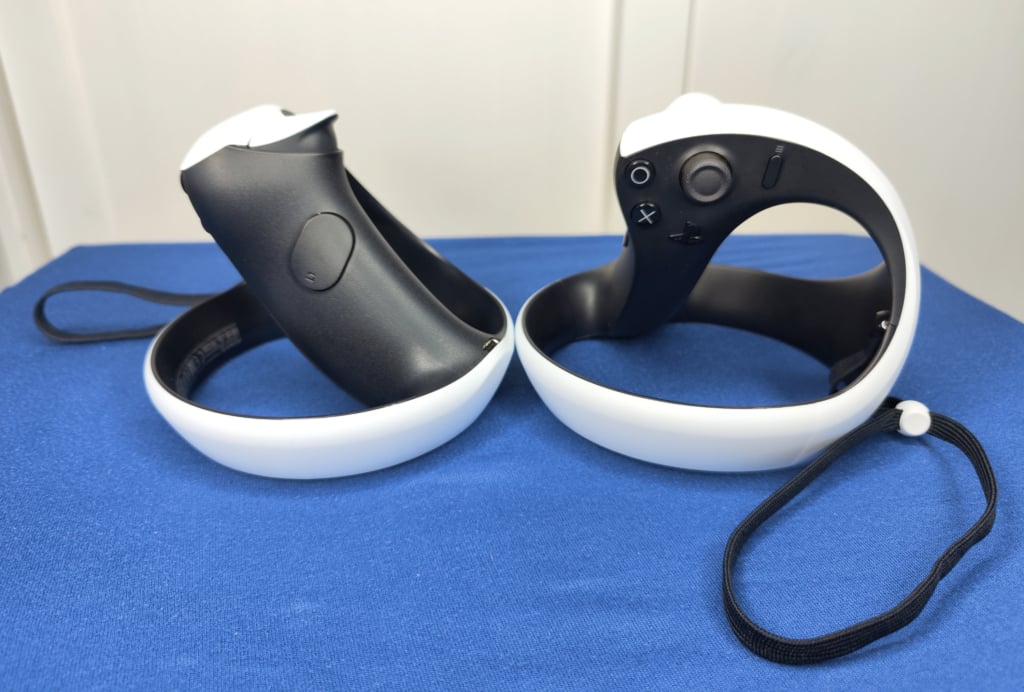 Die Controller der PlayStation VR2 bieten auch haptisches Feedback und adaptive Trigger.