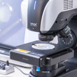 Mit dem digitalen Mikroskop kann die Oberfläche auch optisch untersucht werden.