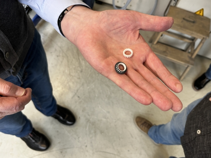 Für die Rändelschraube der nextGen-Lautsprecherklemmen wird ein harter Kunststoff-Kern mit einem dämpfenden Polymer umgossen.