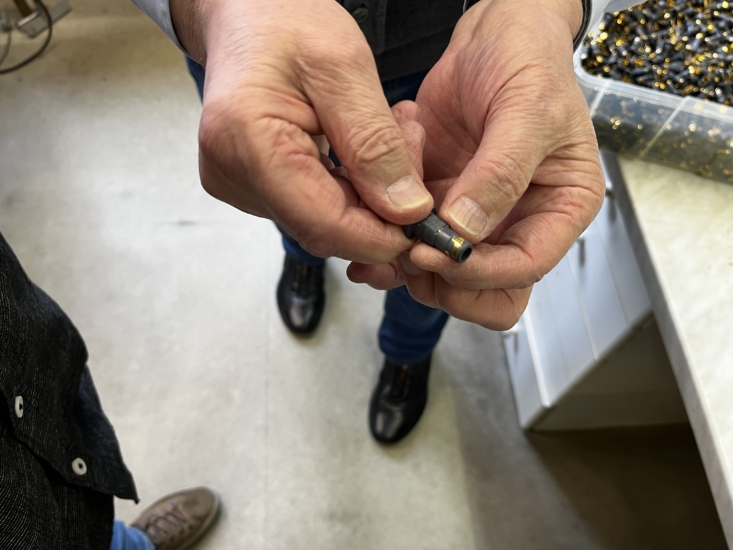 Bei vielen WBT-Produkten wird der Signalleiter mit Kunststoff umgossen. So spart man unnötiges Metall.