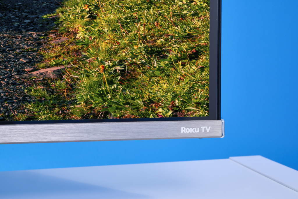 Detailaufnahme Bildschirmrand Roku TV-Logo TCL RC630
