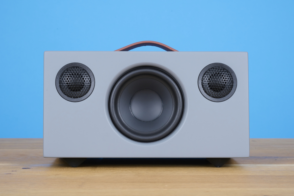 Audio Pro C5 WLAN Lautsprecher Test Treiber in der frontalen Ansicht