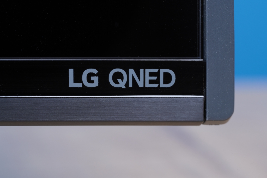 LG QNED Schriftzug am TV-Gehäuse