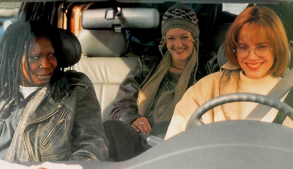 Die Schauspielerinnen Whoopi Goldberg, Drew Barrymore und Mary-Louise Parker sitzen im Auto.