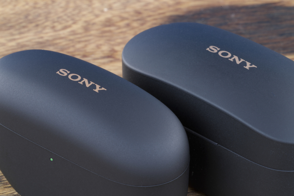 Sony WF-1000XM4 vs. Sony WF-1000XM5 Vergleich nebeneinander Case