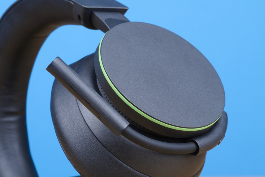Xbox Wireless Headset mit hochgeklapptem Mikro
