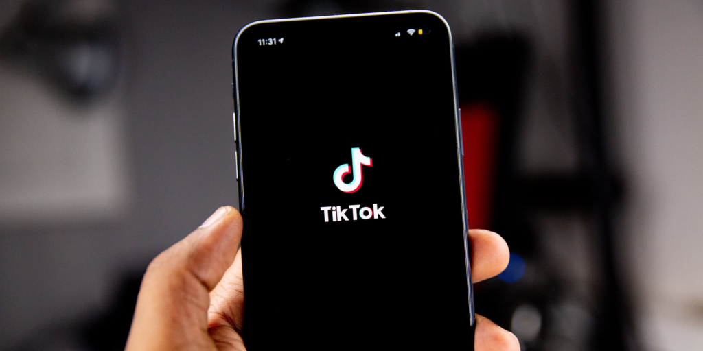 Klassischer Journalismus konkurriert mittlerweile mit Influencern auf Plattformen wie TikTok.