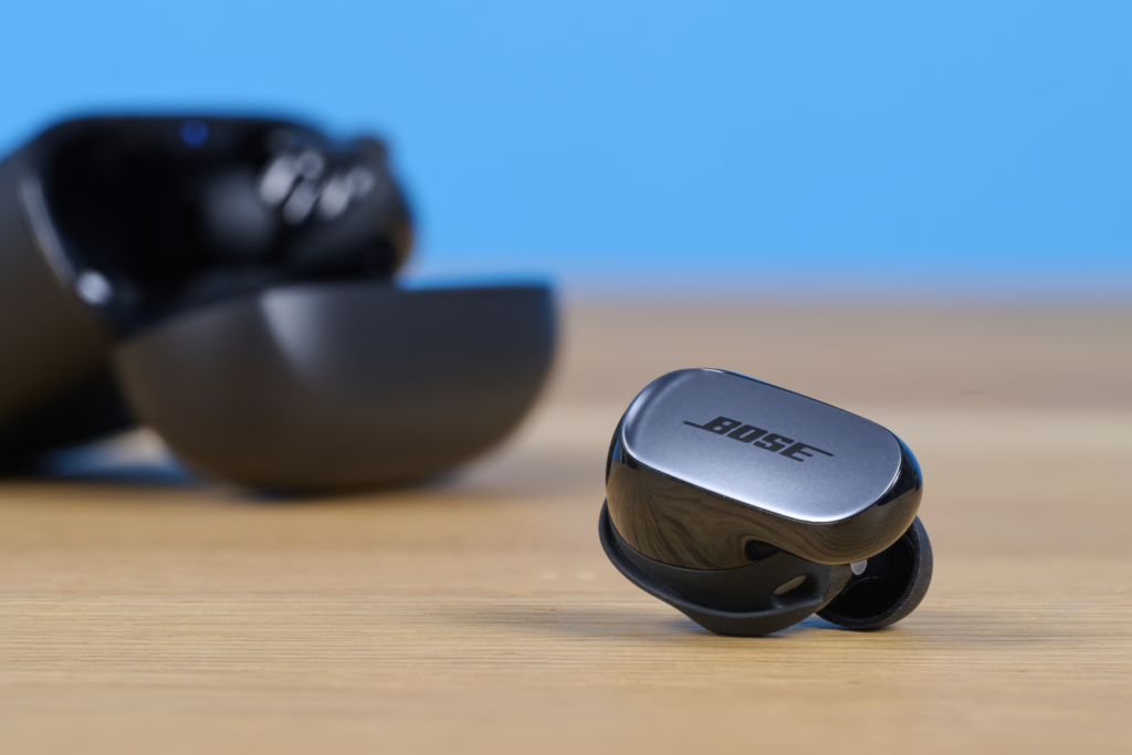 Bose QuietComfort Ultra Earbuds Test Ohrhörer vor Case