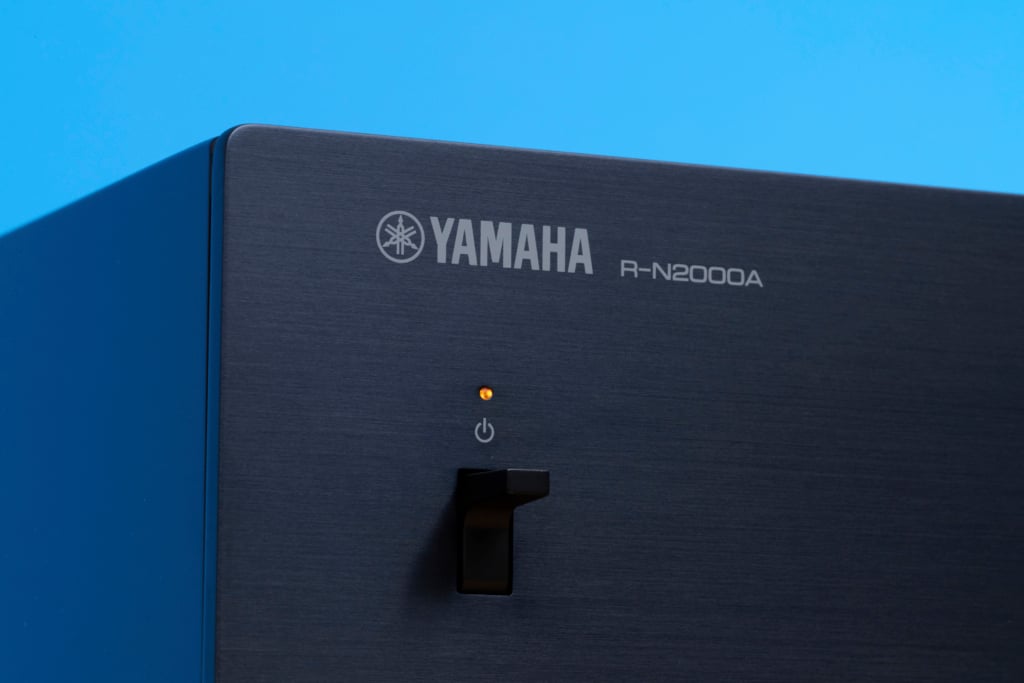 Yamaha R-N2000A – Detail Netzschalter