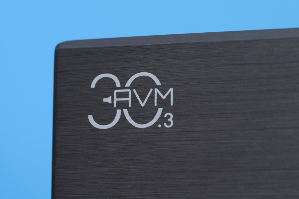 AVM CS 30.3 – Logo und Gehäuse